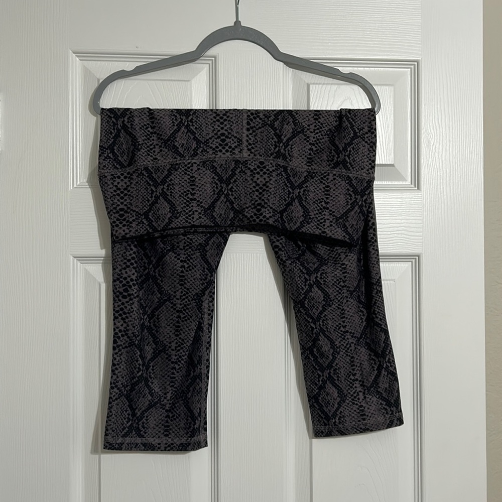 DSG Women’s Gray Snakeskin Capri Leggings Size Large